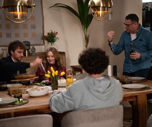 Rodzinka.pl 17 sezon odcinek 295 (odc. 8). Magda (Olga Kalicka), Tomek (Maciej Musiał), Ludwik (Tomasz Karolak), Kacper (Mateusz Pawłowski)