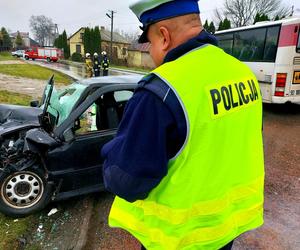 Zderzenie autobusu z dziećmi z volkswagenem! Fatalny wypadek pod Rawą Mazowiecką [ZDJĘCIA]. 