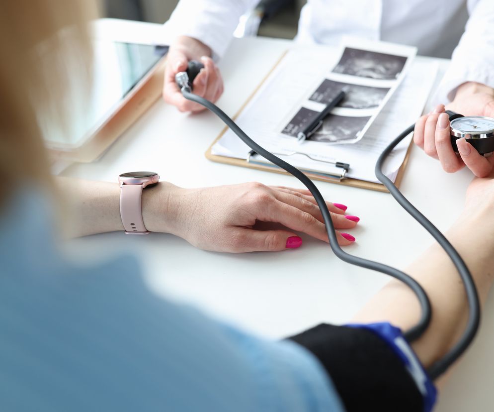ginekolog mierzy ciśnienie