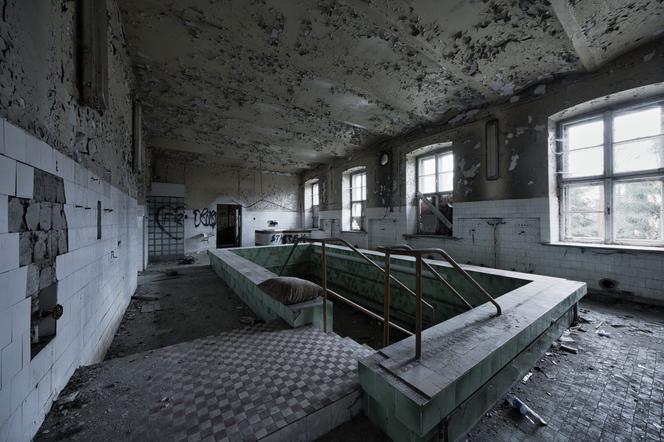 Opuszczony szpital wojskowy na Podkarpaciu. Sceneria jak z horroru