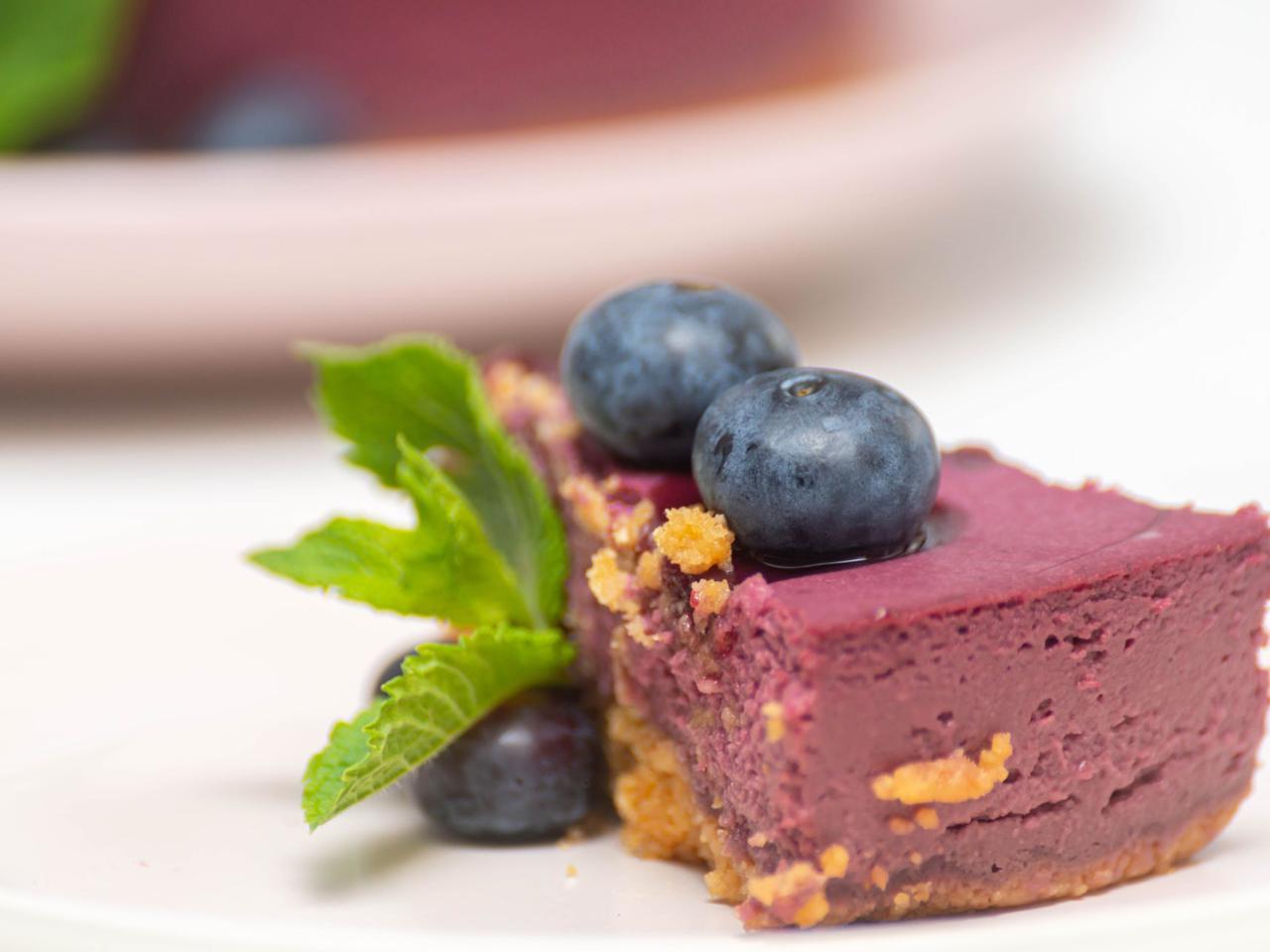 Ciasto z jagodami na zimno - pyszny deser serowo-owocowy na ciasteczkach owsianych