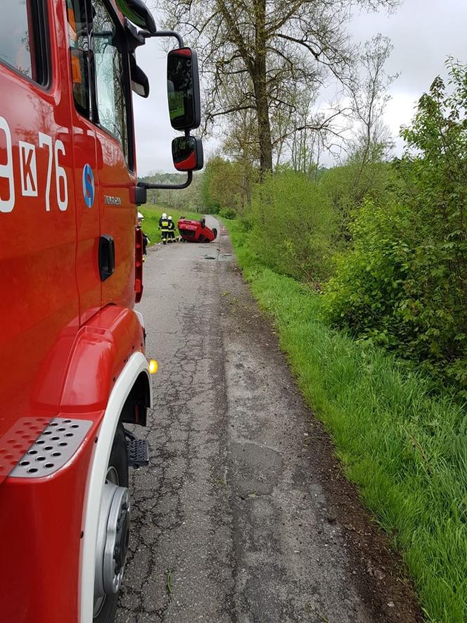 Łowczów. Osobówka dachowała i wylądowała w przydrożnym rowie