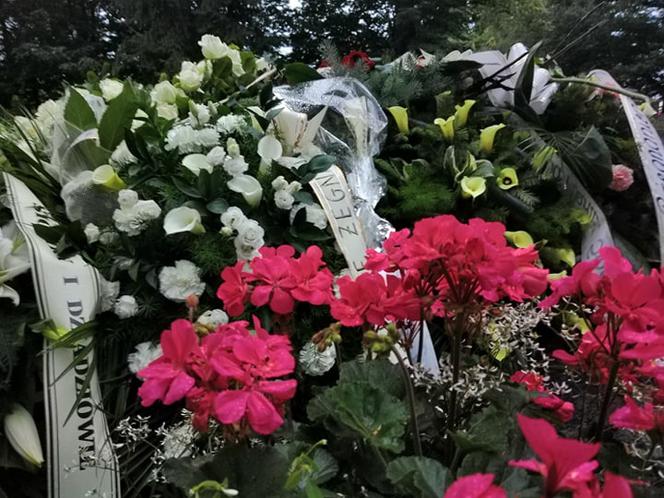 Tragedia w Salisbury. Zamordowane kobiety pochowane w Tarnowie. Grobu nie widać spod kwiatów