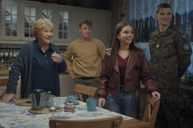 M jak miłość, odcinek 1869: Kacper (Bartosz Ziewiec), Basia (Karina Woźniak), Barbara (Teresa Lipowska), Mateusz (Rafał Kowalski)