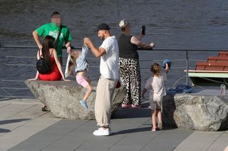 Maciej Pela z córeczkami nad Wisłą