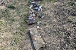 Północ Krakowa TONIE w śmieciach. Dzikie wysypisko, a obok las i... kościół