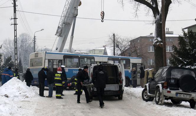 Sączów: Sanki wjechały pod autobus. 10-latek nie żyje, 8-latka w stanie ciężkim