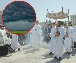 Pogoda na długi weekend. Nagłe załamanie, niebo spowije ciemność. Uważaj podczas procesji i grillowania