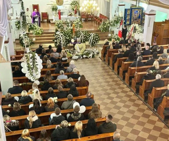 Tłumy na pogrzebie 16-letniej Mai. Kościół wypełniony po brzegi