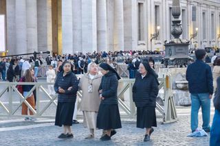 Wzruszające pożegnanie przed pogrzebem papieża Franciszka. Ćwierć miliona wiernych oddało mu hołd w Watykanie 