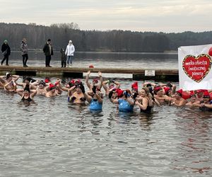 WOŚP 2025 w Olsztynie. Morsy w szczytnym celu wykąpali się w lodowatym jeziorze Ukiel [ZDJĘCIA]