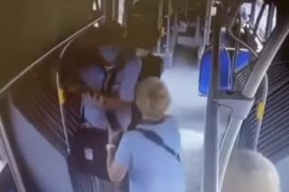 Pasażer zaatakował kontrolera MPK Wrocław. Sam skarży się, że kontroler go ugryzł! [WIDEO]