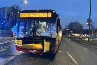 Autobus miejski zmiótł taksówkę! Ratownicy reanimowali rannego