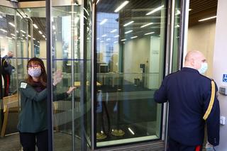 Aktywistka ekologiczna przykleiła się do drzwi w Sejmie