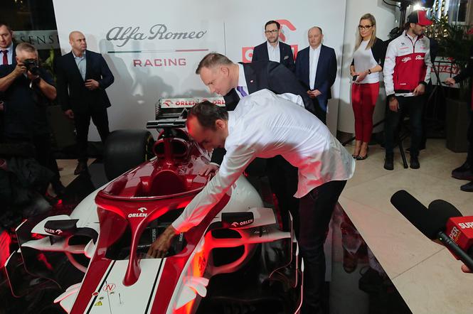 Andrzej Duda i Robert Kubica przy bolidzie Alfa Romeo Racing Orlen