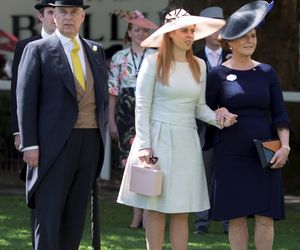 Książę Andrzej przestał być księciem! Fergie ucieknie za granicę?