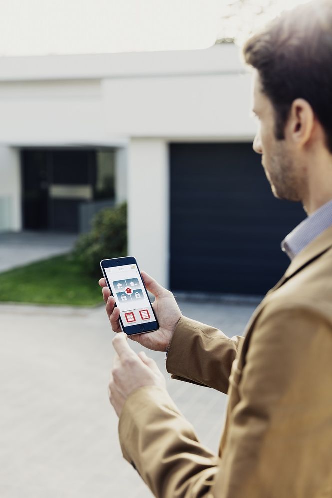 Inteligentny dom. System sterowania bramami, drzwiami i oświetleniem