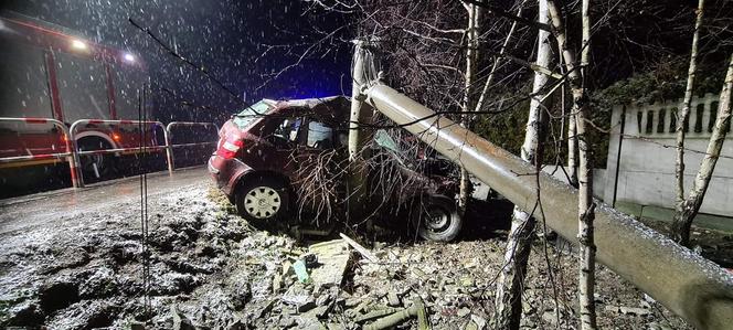 Samochód WBIŁ SIĘ w słup oświetleniowy. Poważny wypadek w Ptaszkowie 
