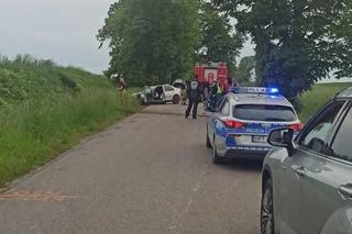 Wypadek na trasie Wozławki - Lidzbark Warmiński. Auto uderzyło w kilka drzew [ZDJĘCIA]