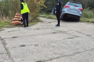 Pijany kierowca zawisł nad rowem. Po podłodze auta walały się puszki po alkoholu