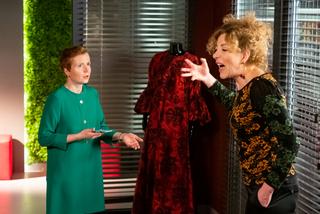 BrzydUla 2 odc. 108. Iza Gajda (Dominika Kluźniak), krawcowa Gutowska (Hanna Klepacka)