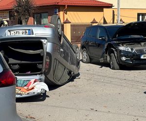 Emeryt wjechał w kobietę, która wsadzała dzieci do samochodu. Koszmarny wypadek pod Warszawą 