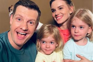 M jak miłość po wakacjach 2023. Paweł (Rafał Mroczek), Franka (Dominika Kachlik), bliźniaczki Emilka (Julia Kempka), Zuzia (Marcelina Kempka) na planie