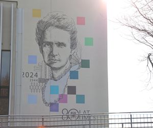 Na gmachu WPiA UMCS można podziwiać mural z wizerunkiem Marii Curie-Skłodowskiej 