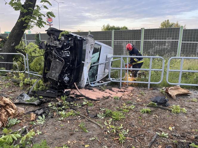 Wypadek na DTŚ. Samochód dostawczy wypadł z drogi. Jedna osoba poszkodowana