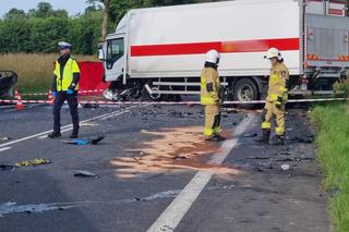 Koszmar na DW112. Auto zderzyło się z ciężarówką. Dwie osoby spłonęły żywcem