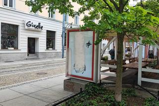 Kontrowersyjna wystawa we Wrocławiu. Mieszkańcy są oburzeni. Co artysta miał na myśli?