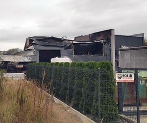 Dogaszanie pożaru hali produkcyjnej w Czeladzi