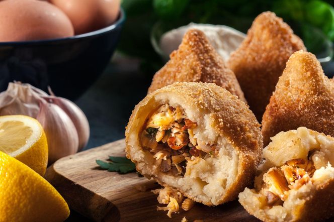 Jak zrobić brazylijskie kotleciki coxinha? Przepis na chrupiącą przekąskę z kurczaka