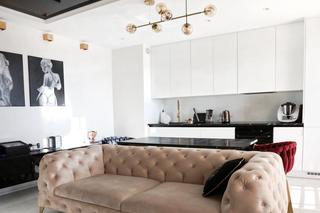 Nowoczesność z nutką glamour. To mieszkanie urządzono dla młodego biznesmena