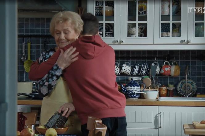 M jak miłość, odcinek 1515: Pożegnanie Mateusza z babcią. Serce Barbary pęknie po jego wyprowadzce z Grabiny