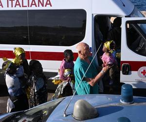 Imigranci przybywający na włoską Lampedusę