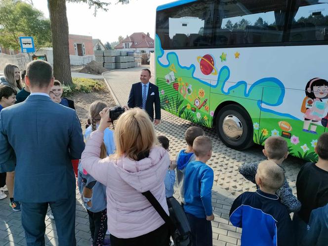 Dzieciaki ze Szkoły Podstawowej w Konarzycach mają nowy kolorowy autobus szkolny. ZDJĘCIA