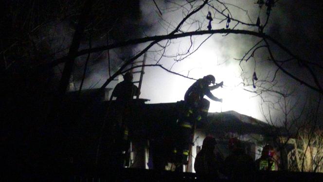 Tragiczny pożar domu na Mokotowie. Strażacy znaleźli zwłoki mężczyzny