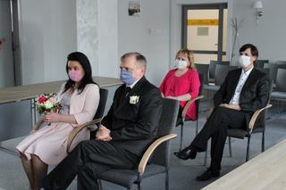 Ślub w czasie pandemii: Jak wygląda? W Wasilkowie pobrali się w maseczkach