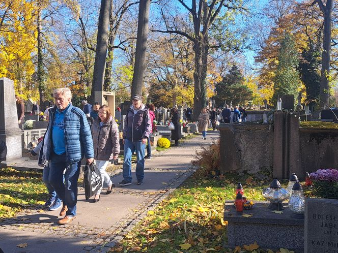 Tłumy na cmentarzu Rakowickim na Wszystkich Świętych 2024