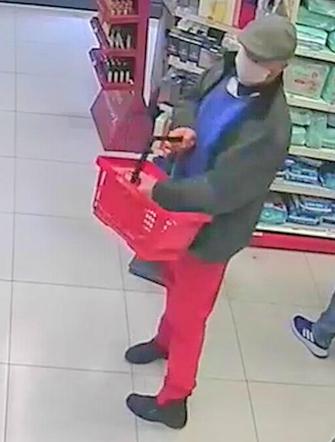 Gliwice: Policja szuka mężczyzny w różowych spodniach, który ukradł perfumy w drogerii [ZDJĘCIA]