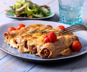 Cannelloni z mięsnym farszem w aromatycznym sosie pomidorowym: przepis na obiad, który zachwyci każdego!