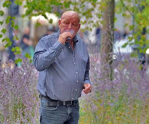 Jasnowidz Jackowski przyłapany w Warszawie. Młodsza, atrakcyjna kobieta i luksusowe zakupy