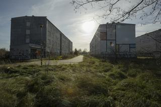 Opustoszałe osiedle Dudziarska na Pradze-Południe. Dotarliśmy do szokujących zdjęć z wnętrza budynków!