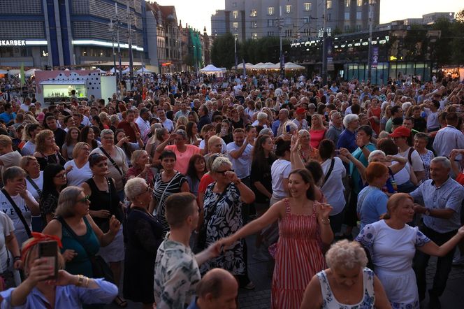 Potańcówka przed Teatrem Śląskim w Katowicach (09.08)