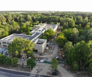Nowa szkoła w Białołęce zachwyca internautów. Jak powstawała?