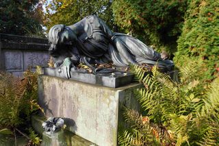 Najpiękniejsze, dziwne i oryginalne groby w Krakowie. Zapraszamy na spacer po cmentarzu Rakowickim [GALERIA]