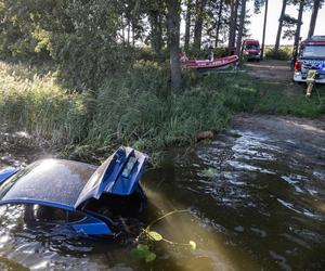 Niespotykana sytuacja na mazurskim jeziorze. Strażacy wyłowili luksusowe auto [ZDJĘCIA]