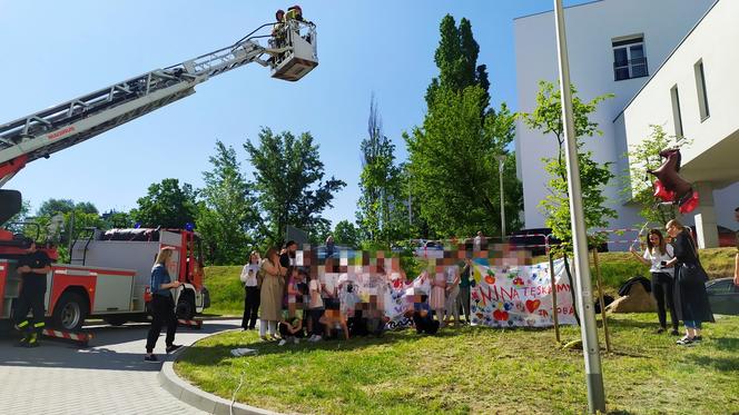 Trudno ukryć wzruszenie. Dzieci ruszyły pod szpital w Zielonej Górze. To z powodu śmiertelnie chorej koleżanki