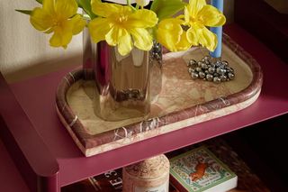 Aranżacja otwartego regału w salonie 